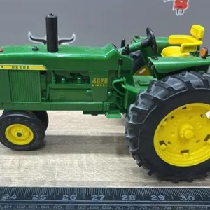 1:16 ERTL John Deere 4020 Diesel Plastic Tractor.