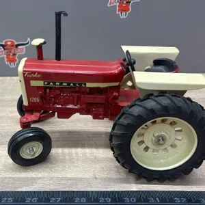 1:16 Farmall Turbo 1206 Die Cast Tractor.