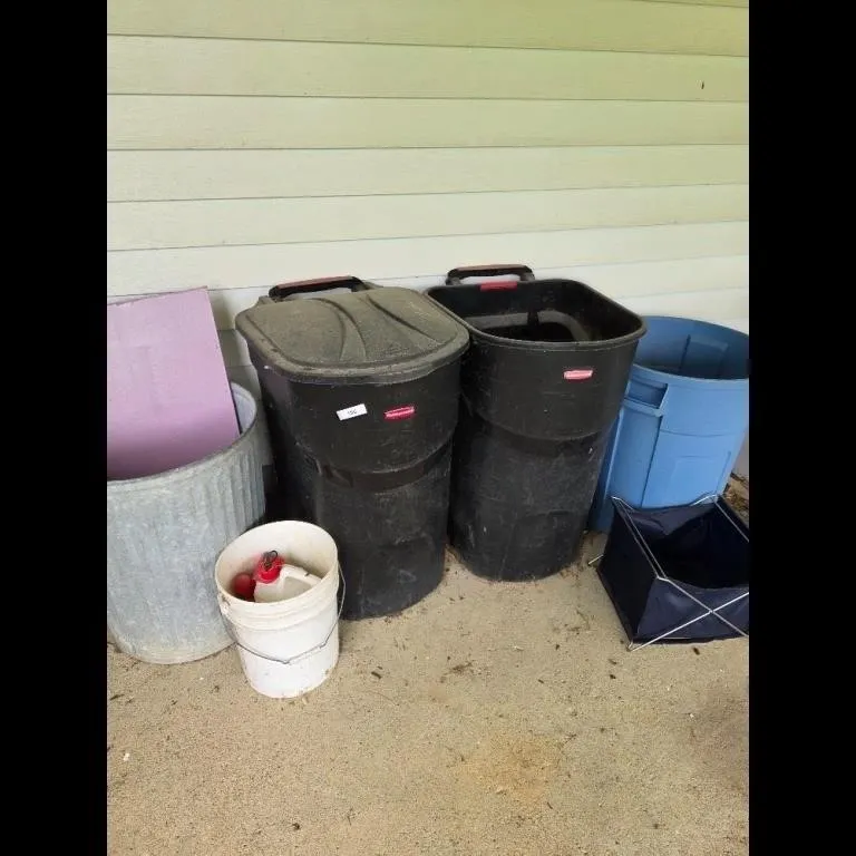 Rubbermaid Trash Cans Buckets Lot of 6