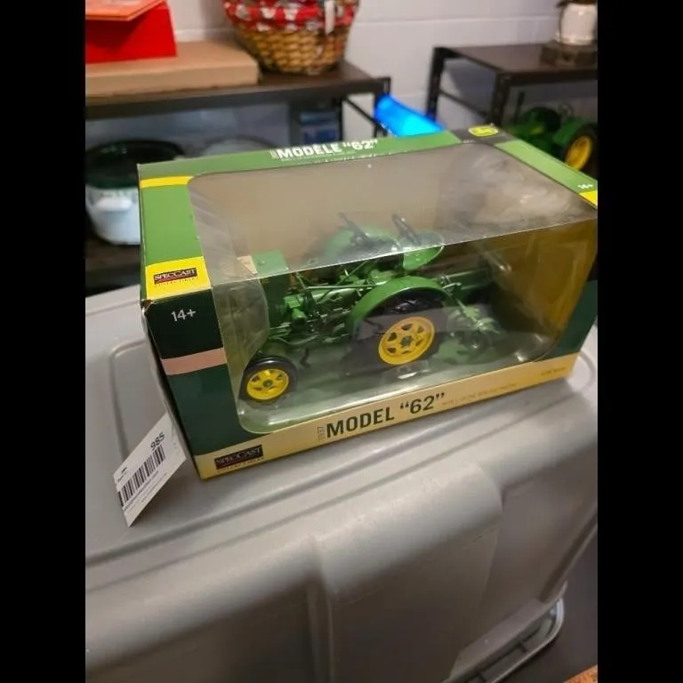 Ertl John Deere Model 62 1/16 Scale Tractor with C