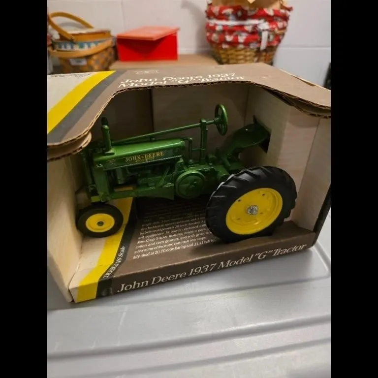 John Deere 1937 Model G Tractor 1:16 Scale Diecast