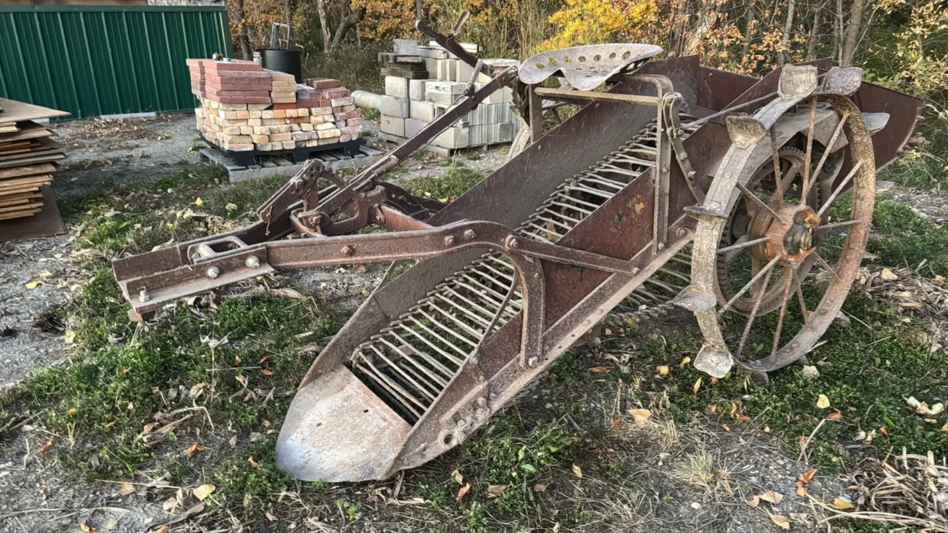 IH Single row potato digger