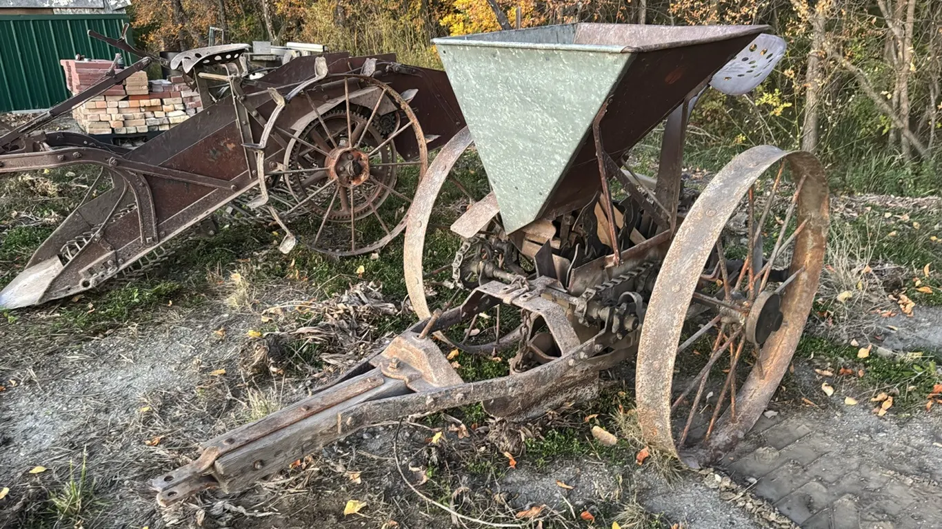 IH single row potato planter