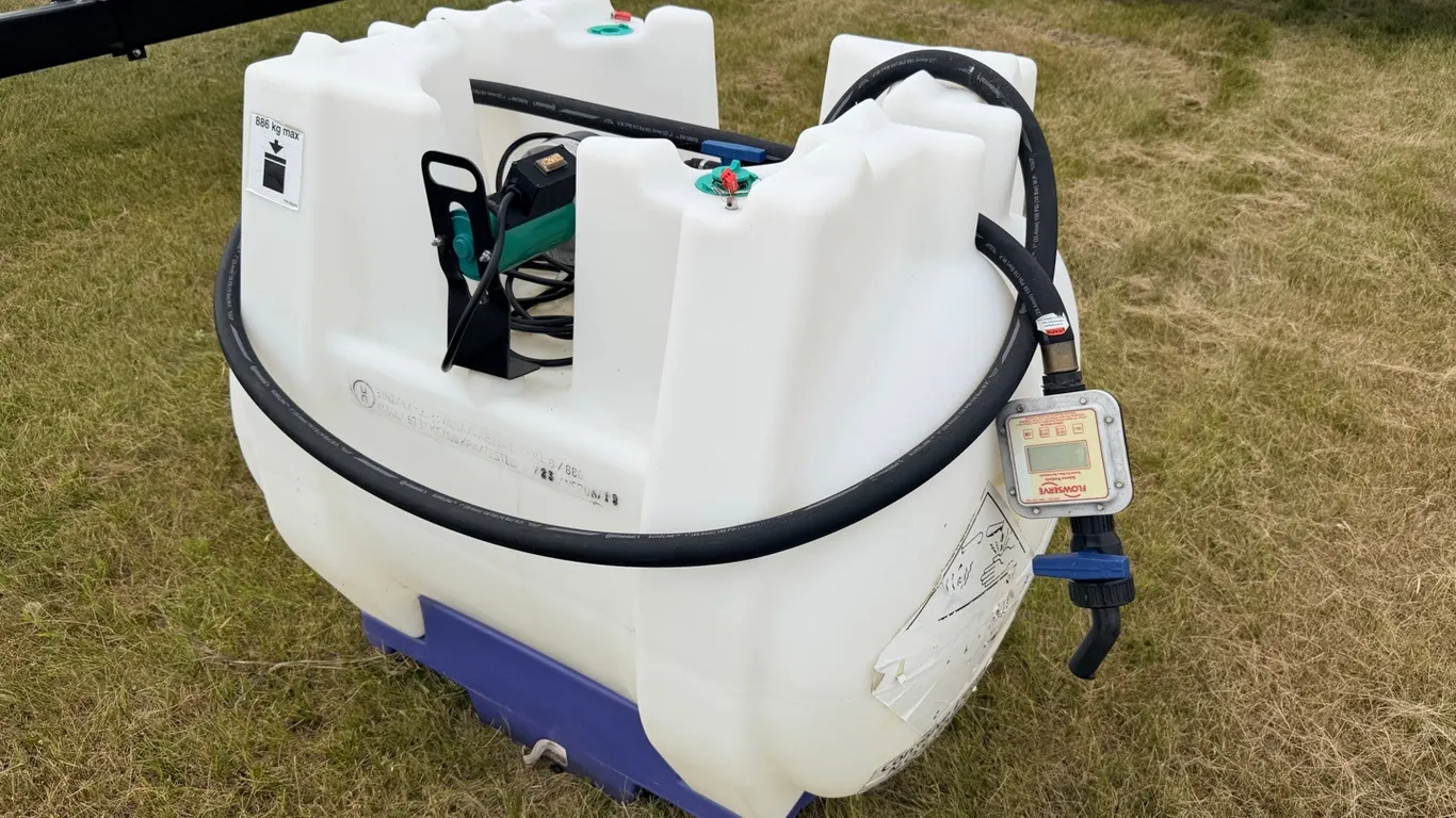 120 Gallon chemical tank w/ 12v electric pump & FlowServe digital nozzle