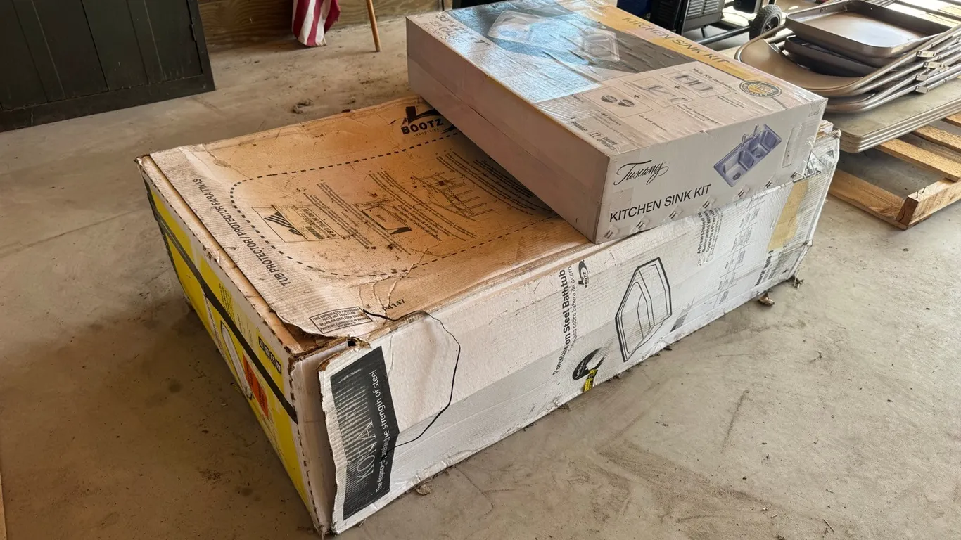 Unused Tuscany 33"x22"x7" 22-Gauge kitchen sink w/ Bootz porcelain steel bath tub