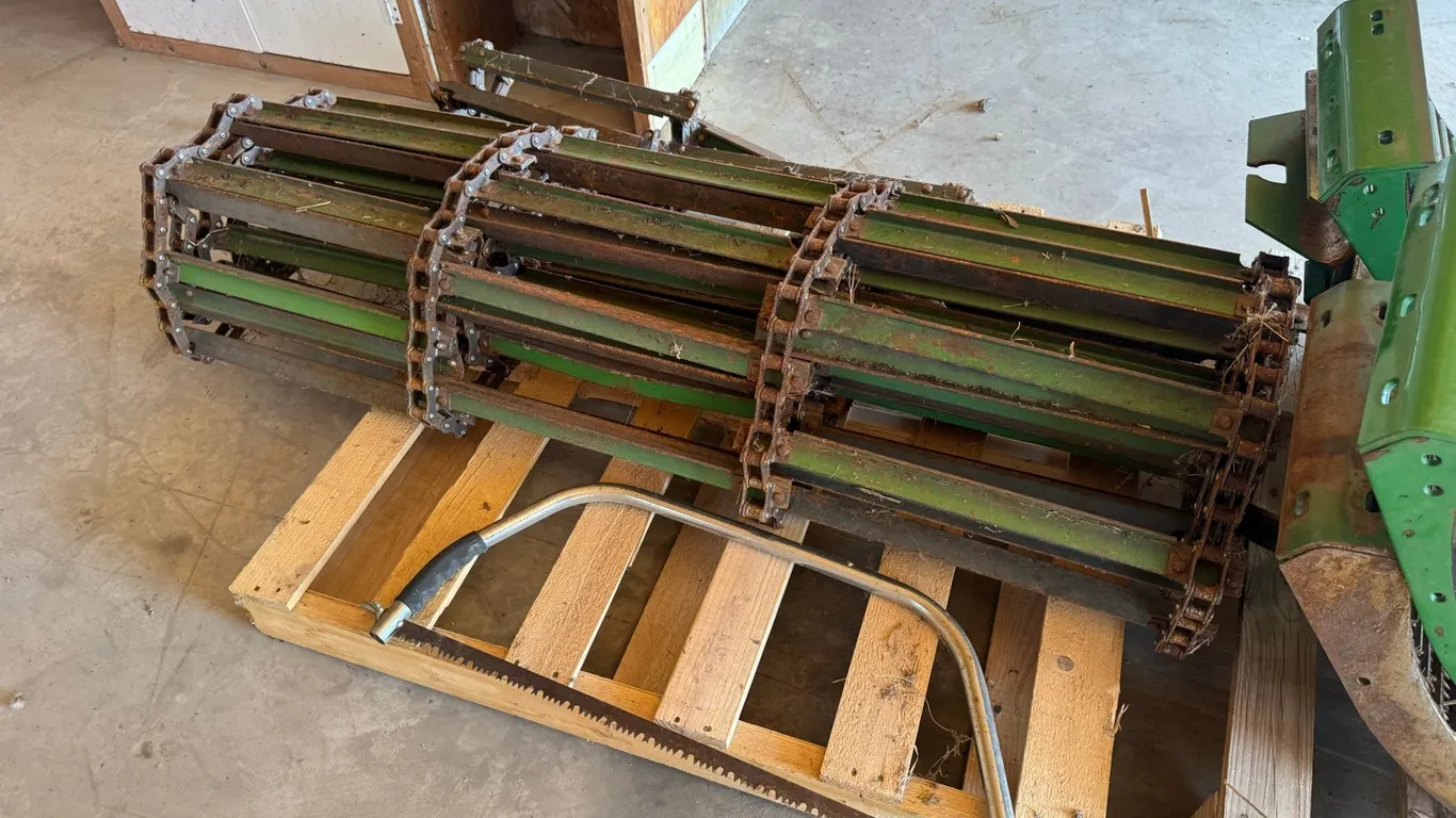 JD 9600 feeder house chain