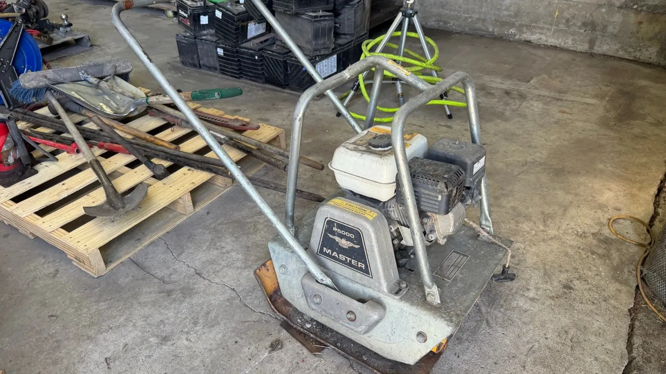 Master P5000 vibratory plate compactor