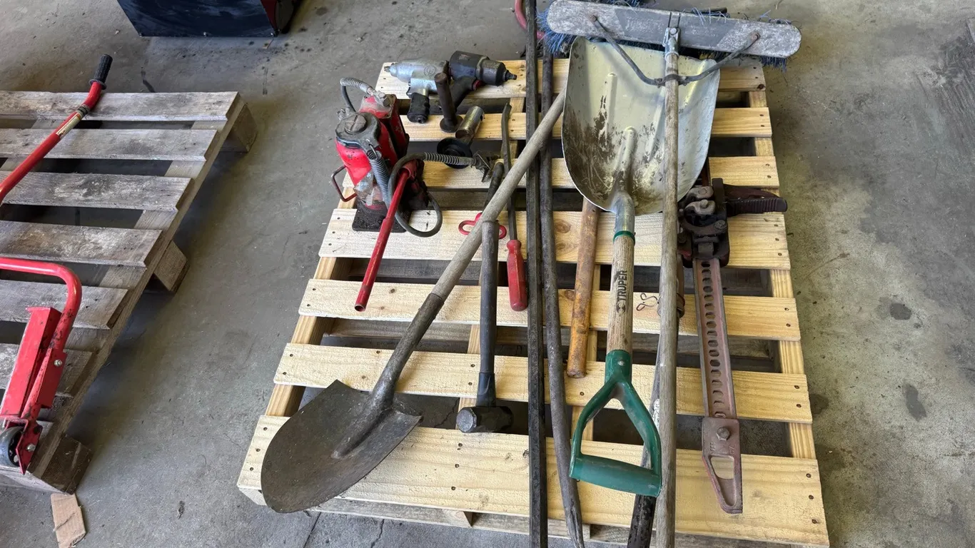 2) Pneumatic impacts w/ Pneumatic bottle jack, handyman jack & assorted yard tools