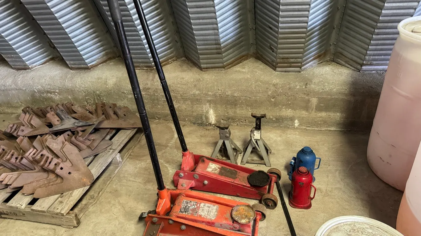 2) 20T Bottle jacks w/ 2) floor jacks & 2) 3T jack stands