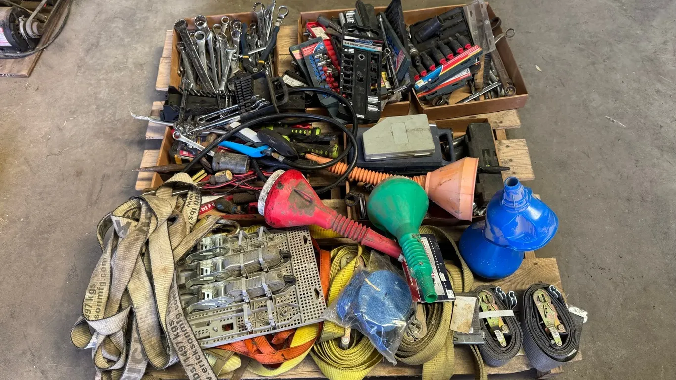 Large quantity of assorted ratchet straps & tools