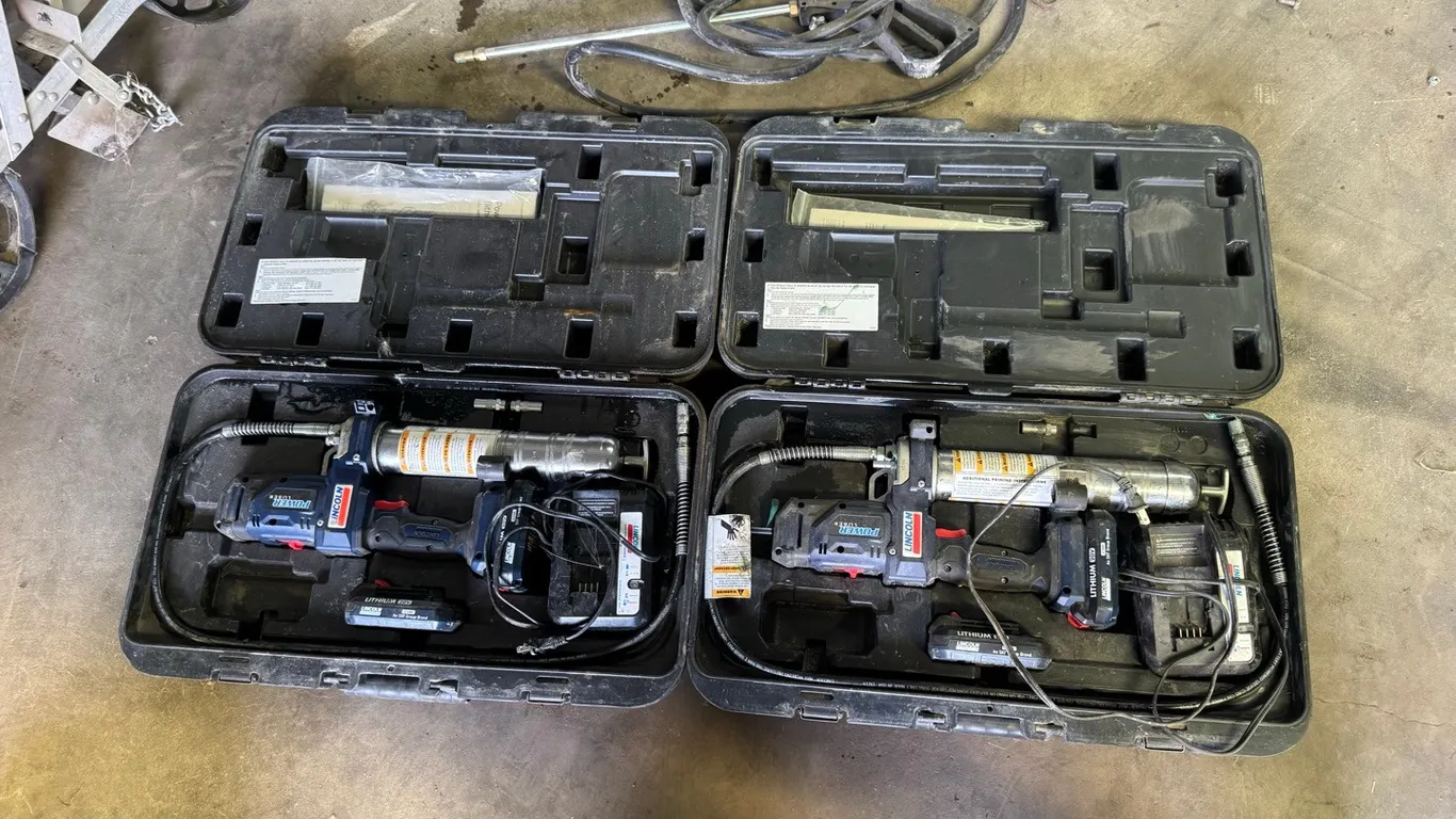 PR) Lincoln 20v elec grease guns w/ 4) batteries, 2) chargers & cases