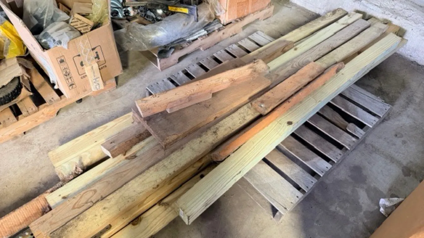 Large quantity of assorted wood