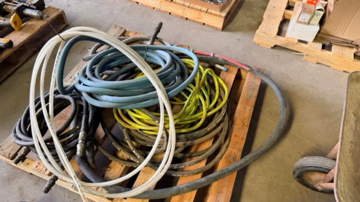 Large quantity of assorted air hose