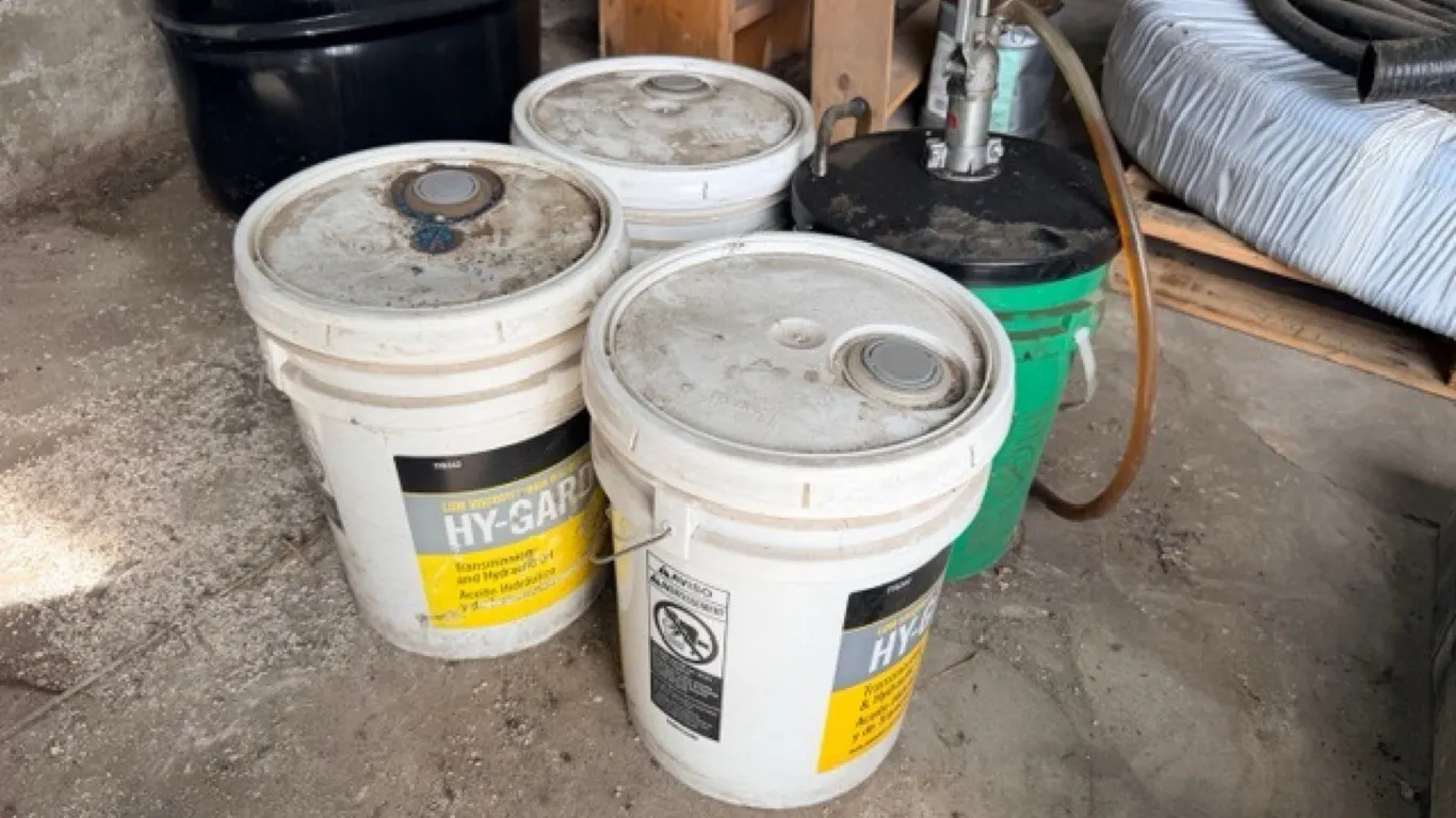 Hy-Gard hyd oil w/ oil pail