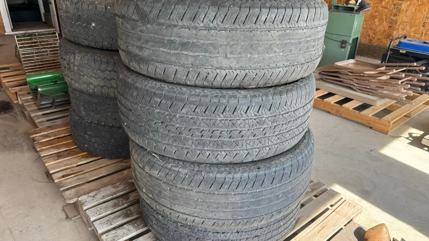 4) Hankook 275/60R20 tires