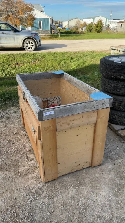 Chicken Brooder with 2 Feeders 50 × 28 × 33