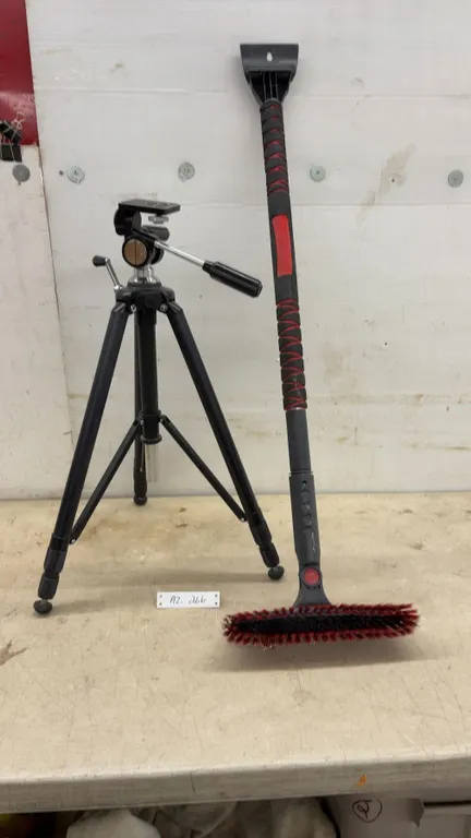 Vivitar 928 Pan-and-Tilt Photographic Tripod and Telescoping Snow Brush