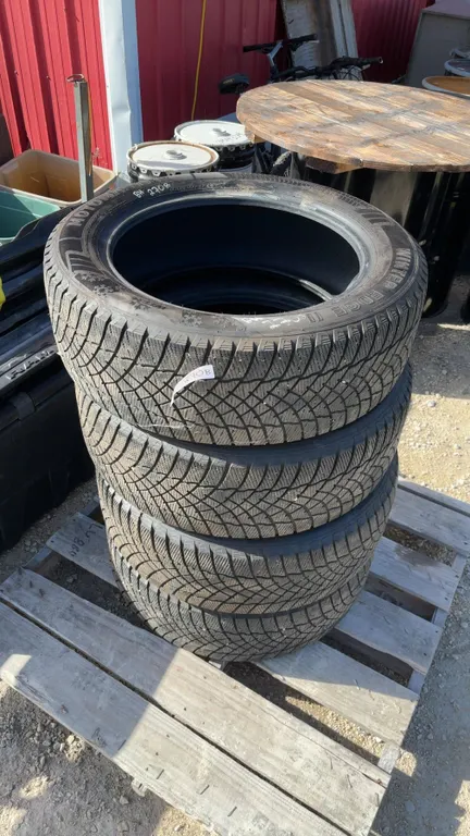 Motomaster Winter Edge II Tires, Engineered by Hankook, 225/55R18 98H, Lot of 4 (Between 7-6mm
