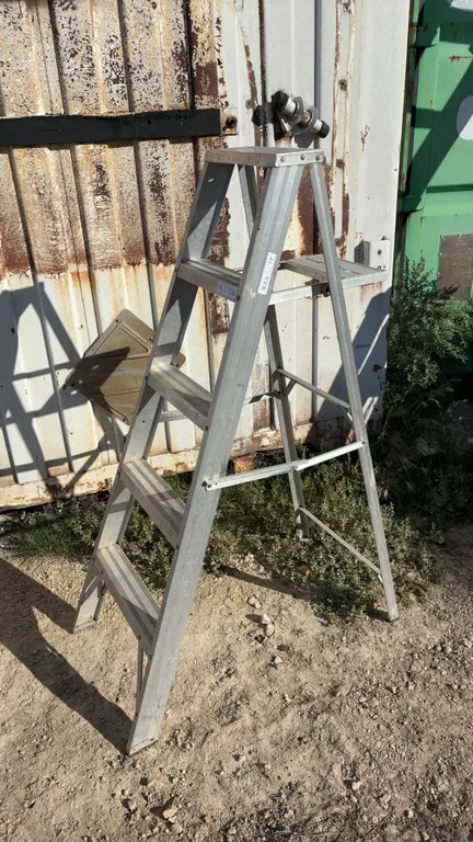 4-1/2ft Aluminum Step Ladder with Tool Tray
