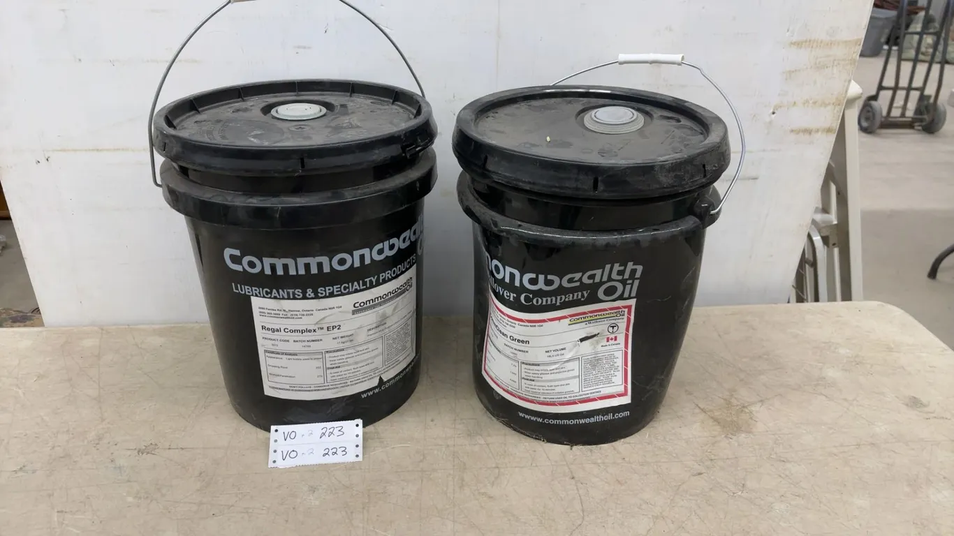 Sealed Commonwealth Oil Regal Complex EP2 and sealed CommClean Green Lubricants, 17 kg/37 lbs