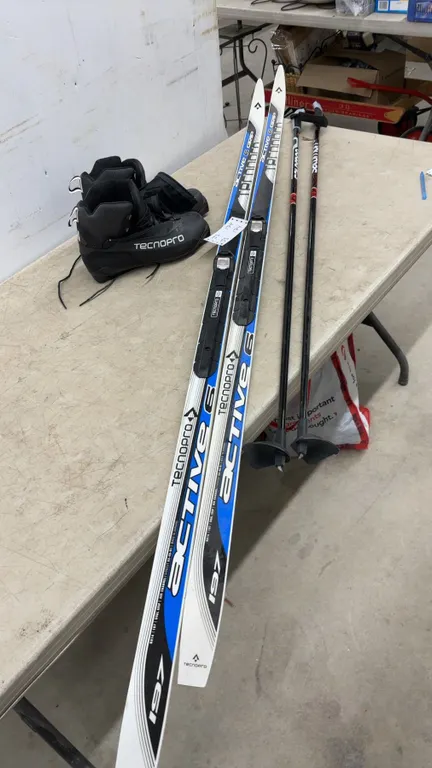 TecnoPro Active 6 Grip Cross-Country Skis (197cm), TecnoPro sz10 Shoes and Salomon Poles