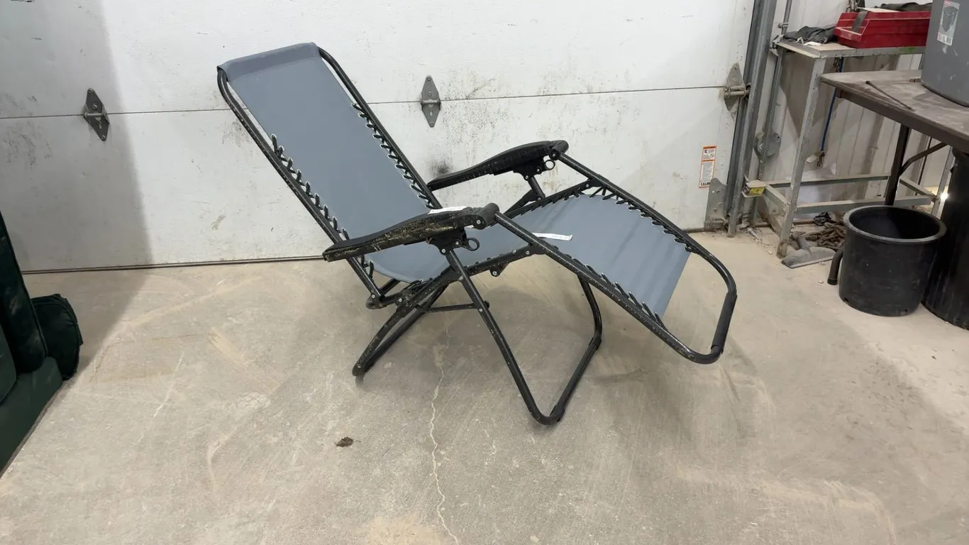 Foldable Zero Gravity Recliner Chair with Black Metal Frame and Grey Mesh Fabric