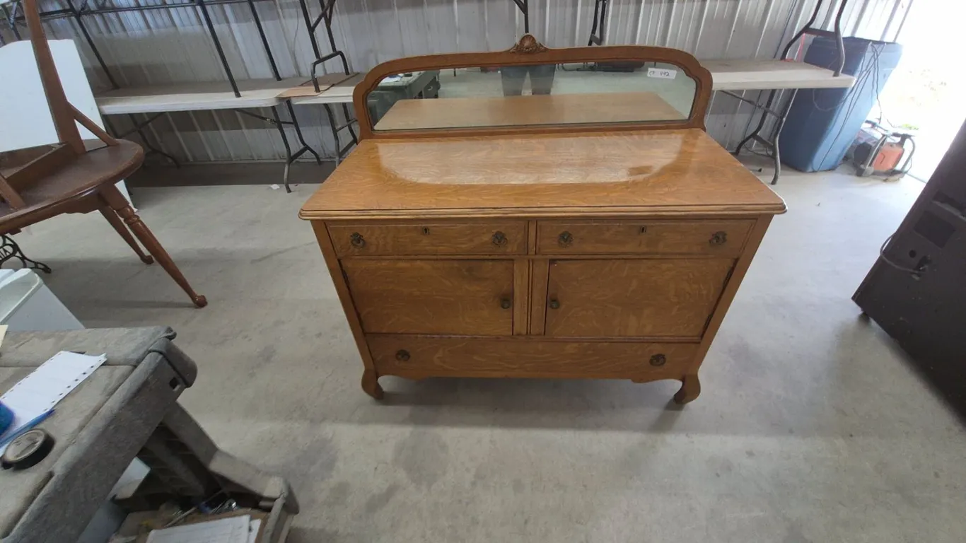 Antique Quarter Sawn Oak buffet with Mirror, 44”×48”×22”