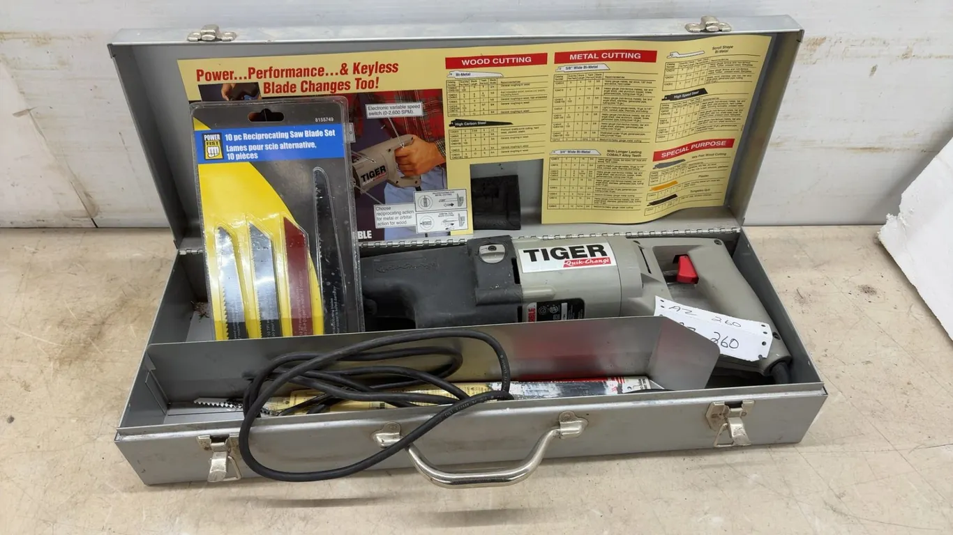 Porter-Cable Tiger Saw Model 737 Type 1 Variable Speed Reciprocating Saw With Case and Blades