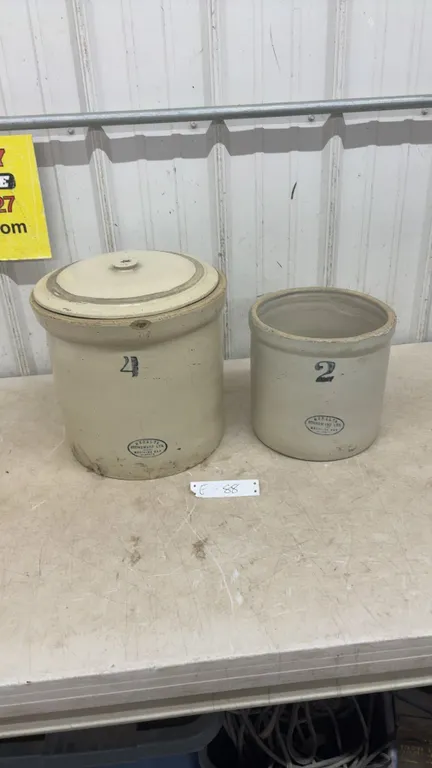 4 Gallon Medalta Crock with Lid and 2 Gallon Medalta Crock