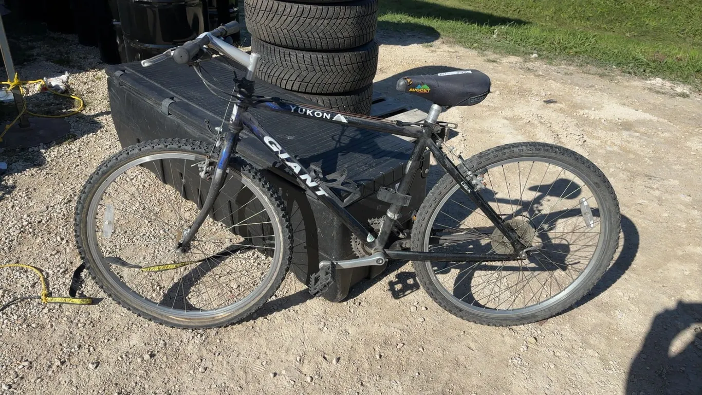 Giant Yukon Mountain Bike, Avocet Seat, Shimano Alivio Brake Levers