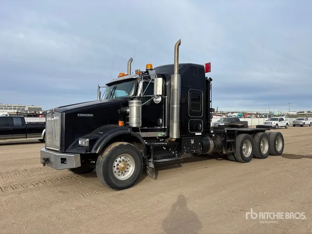 2012 Kenworth T800 8x6 Sleeper Winch Truck