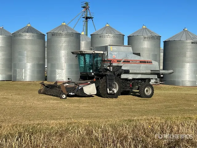 1997 Gleaner R72 Combine Harvester