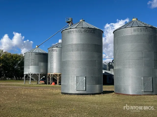 Westeel-Rostco +/- 2550 bu 8 Ring Grain Bin