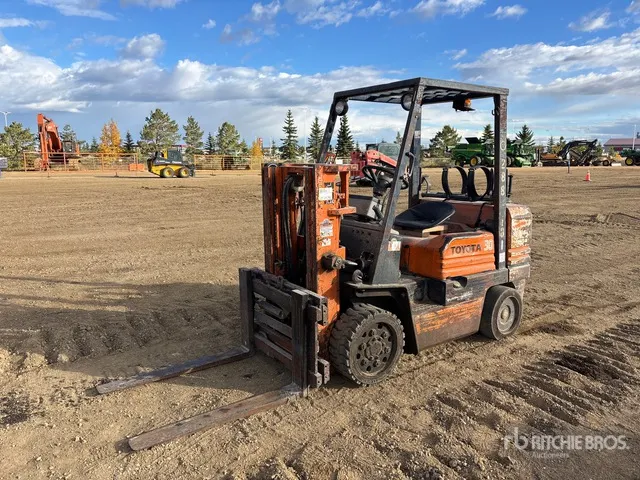 Toyota 5FGC30 5600 lb Pneumatic Tire Forklift