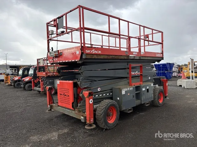 2019 Skyjack SJ9250RT 4x4 Dual Fuel Scissor Lift