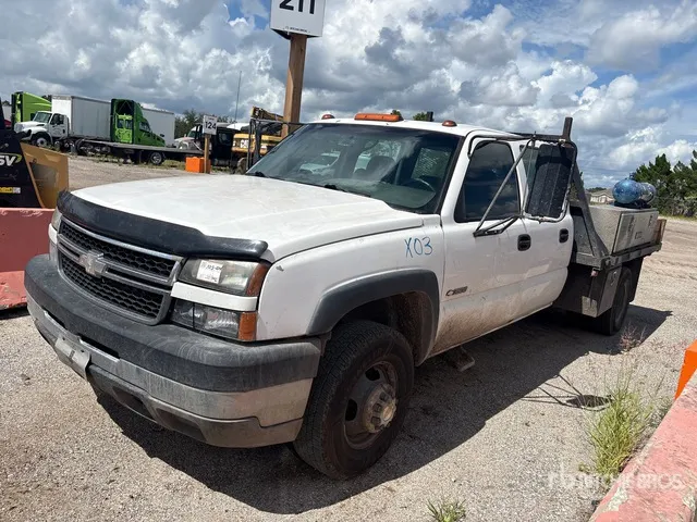 2006 Chevrolet 3500 4x4 Crew Cab Flatbed Truck (Inoperable)