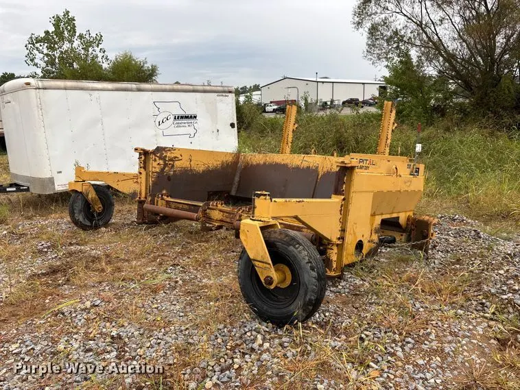 DoMor Equipment R-600C aggregate spreader