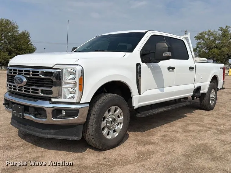 2023 Ford F250 Super Duty XLT Crew Cab pickup truck