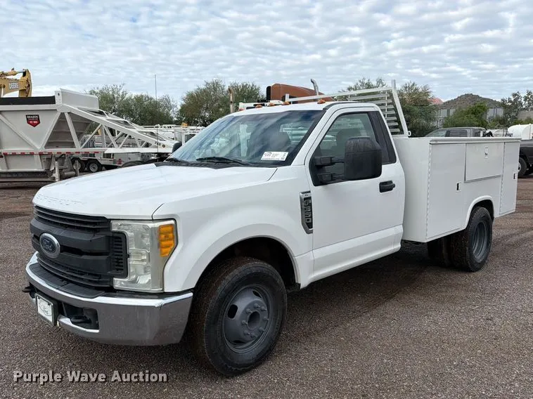 2017 Ford F350 Super Duty utility bed pickup truck