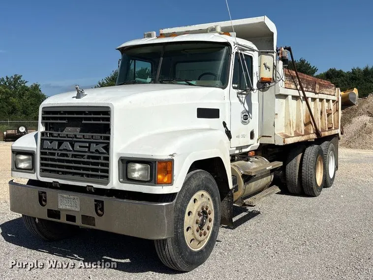 2002 Mack CH dump truck