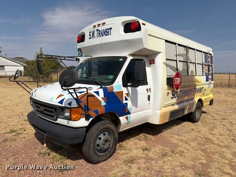 2003 Ford E450 Super Duty shuttle bus