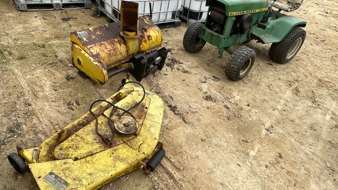 John Deere 140 Riding Lawn Mower