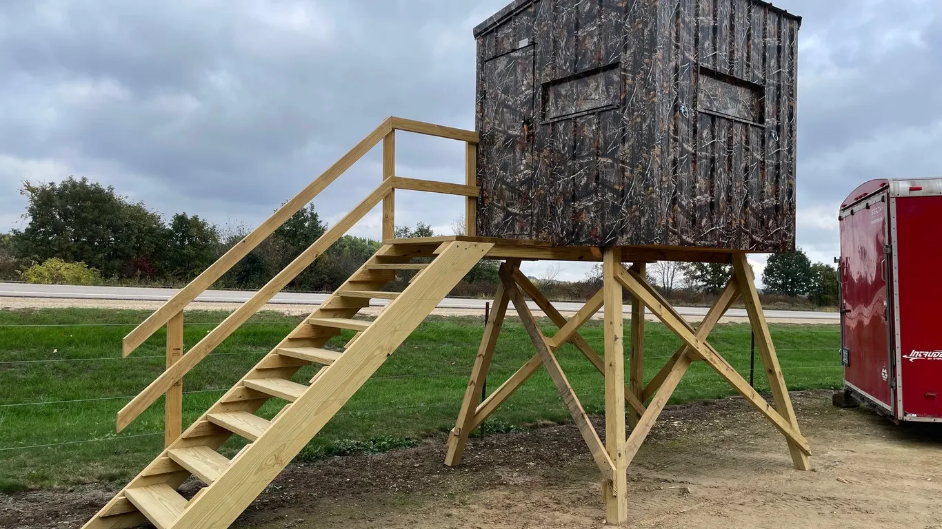 6' x 6' Deer Blind on Tower with Steps