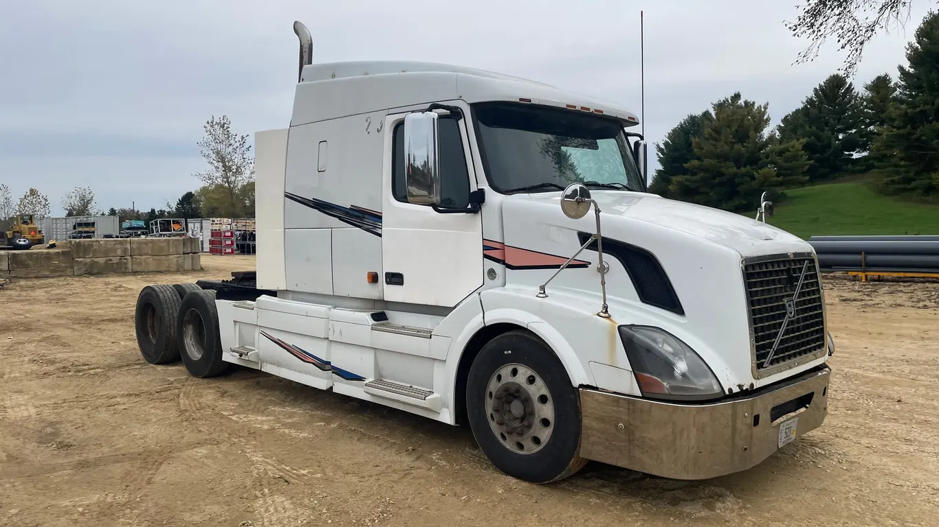 2007 Volvo VNL Sleeper Semi (Has WI Title)