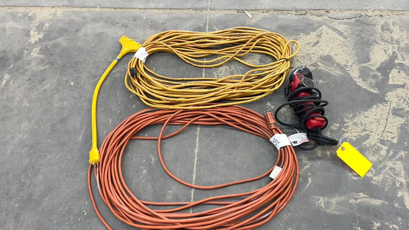 (2) Extension Cords and Shop Light