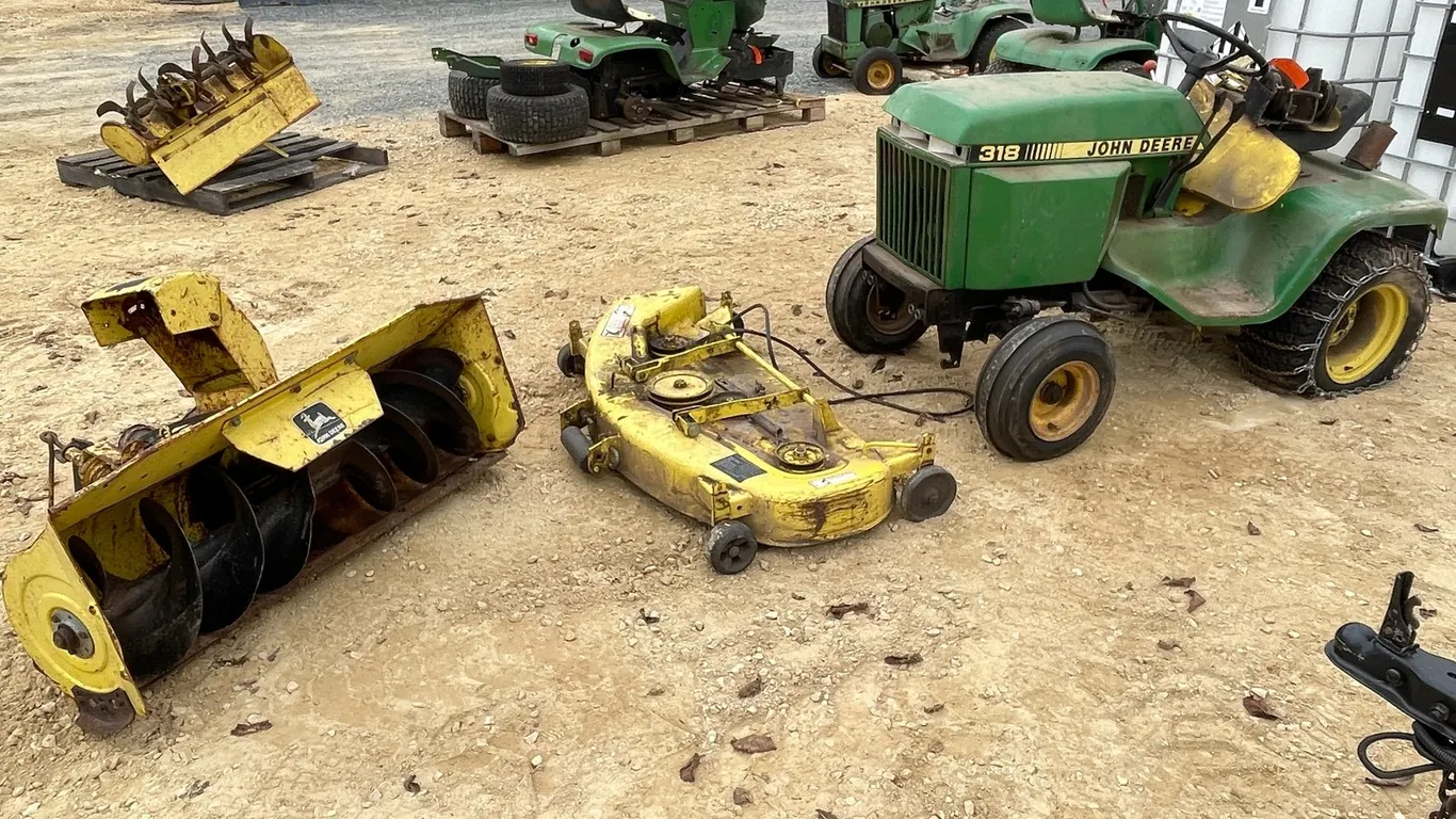 John Deere 318 Riding Lawn Mower