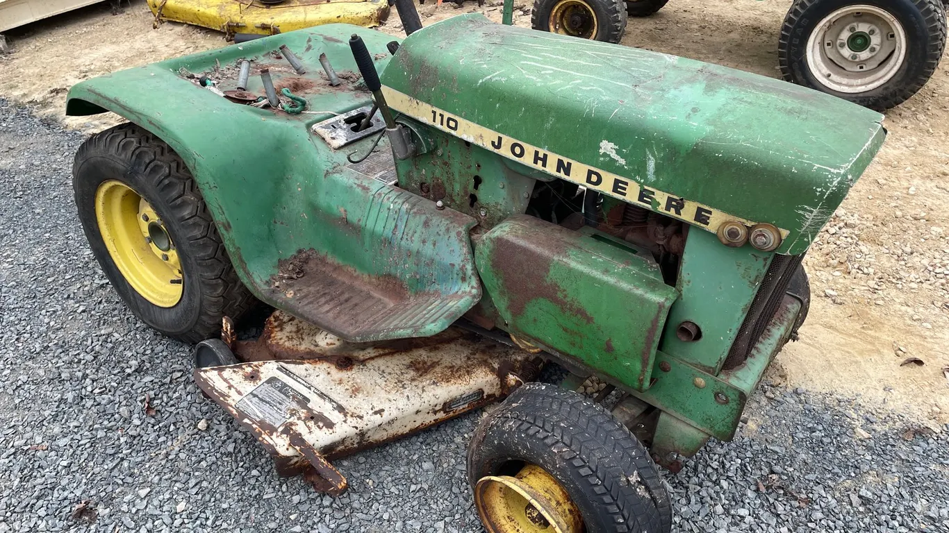 John Deere 110 Riding Lawn Mower