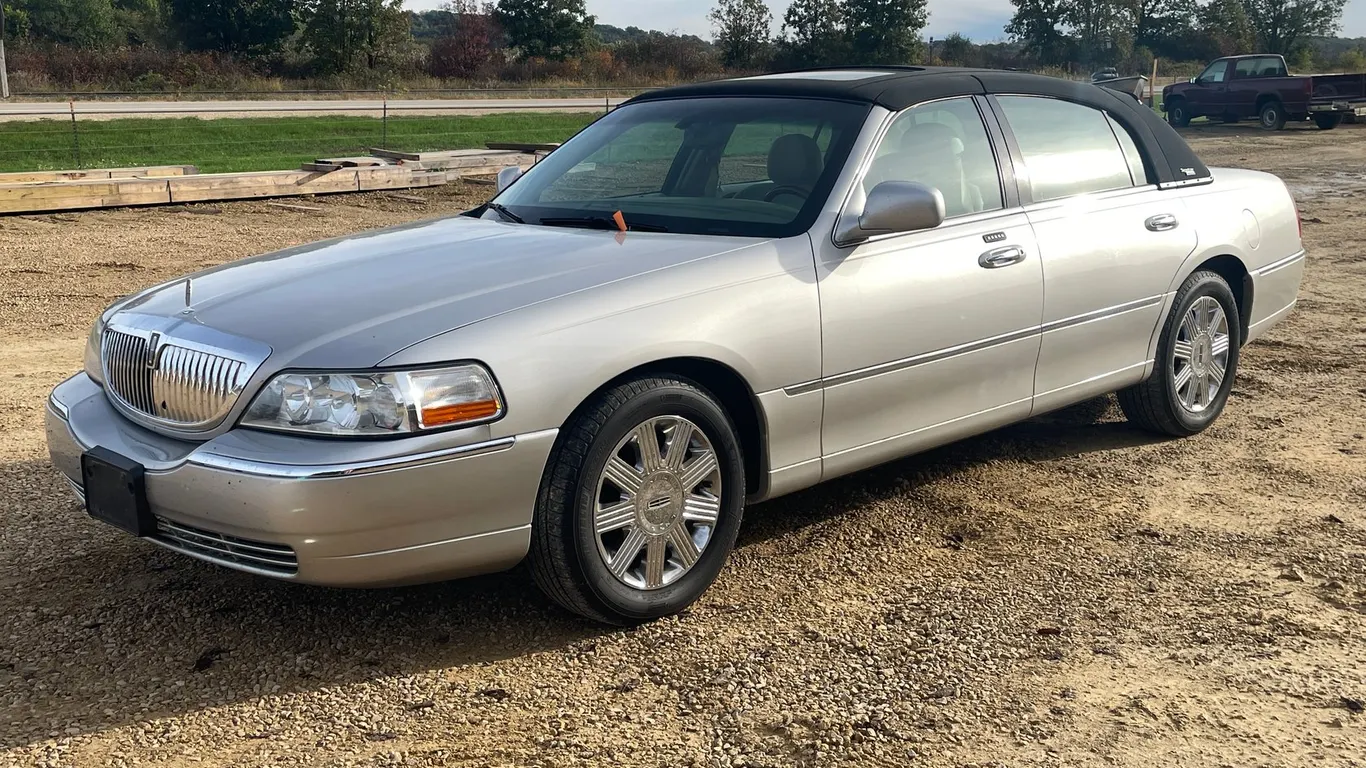 2005 Lincoln Town Car (Has WI Title)