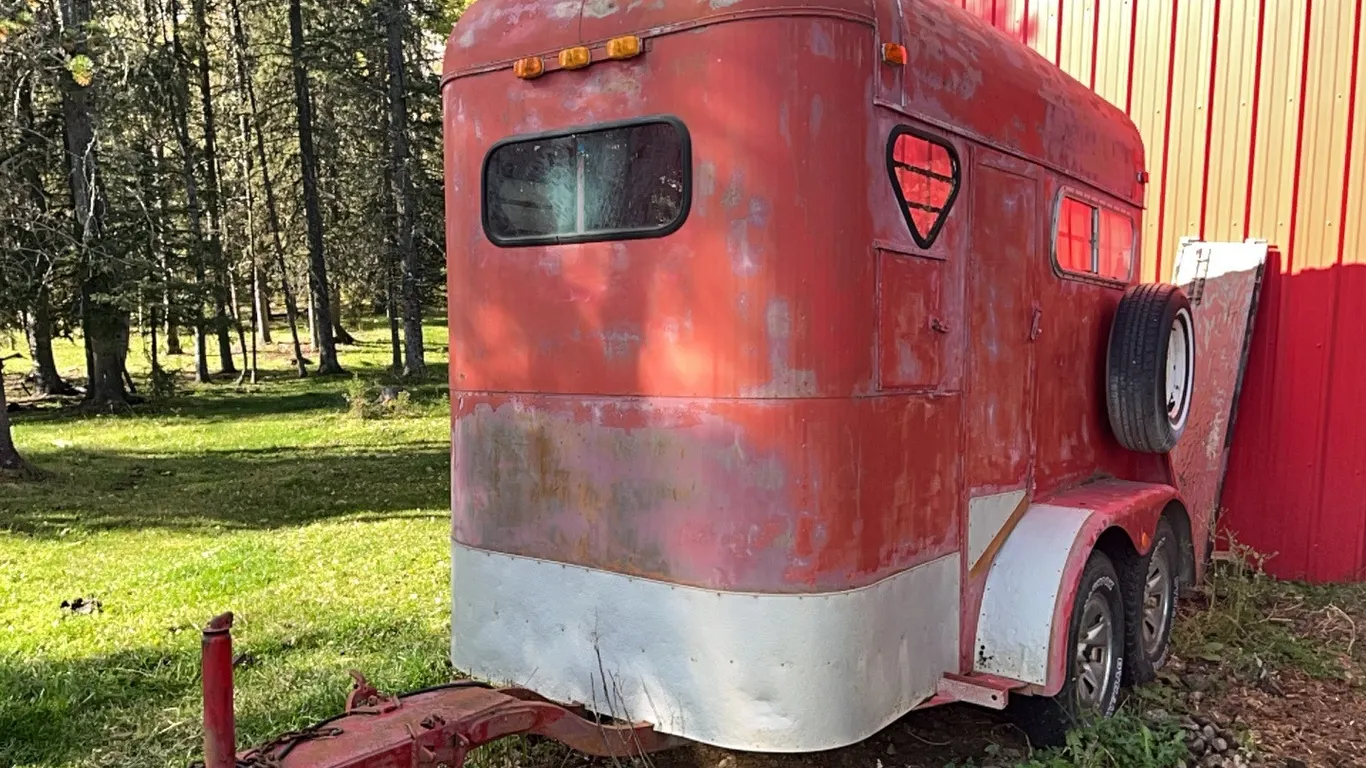 Marvel 9-1/2' Tandem Axle Bumper Pull Horse Trailer, No Visible VIN