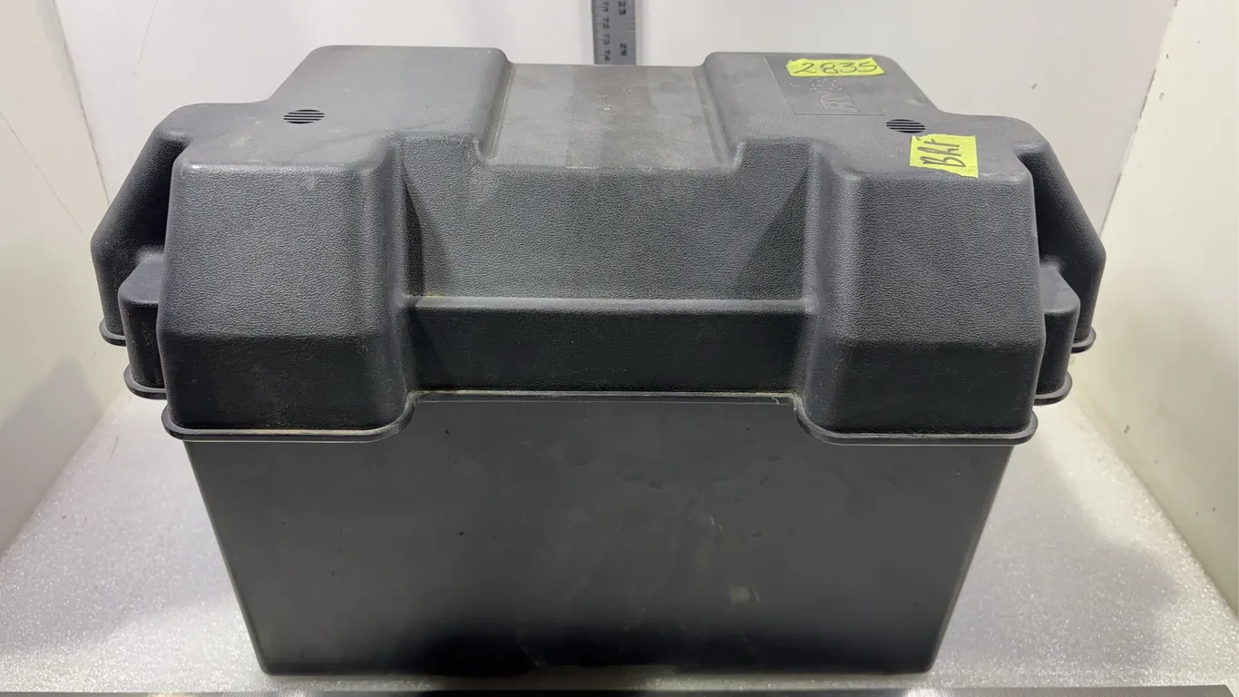 Marine and RV Plastic Battery Box, Approx. 17"x10"x11" *Unreserved*